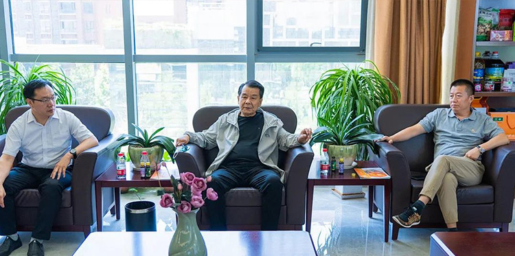 同谋发展 ： 龙乡商会调查团，光临XPJ官网天成参观领导！